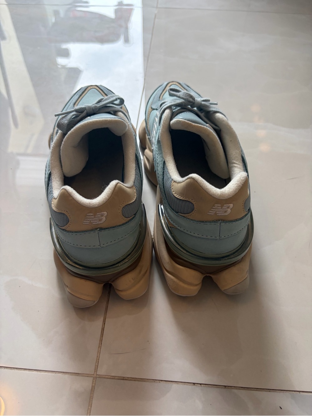 New Balance men’s Pale Blue and Cream Retro Runner 9060 - Picture 2 of 5
